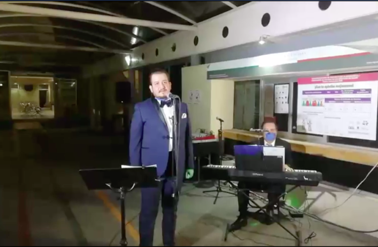 Brindan serenata a personal del hospital del niño y la mujer en agradecimiento a su labor