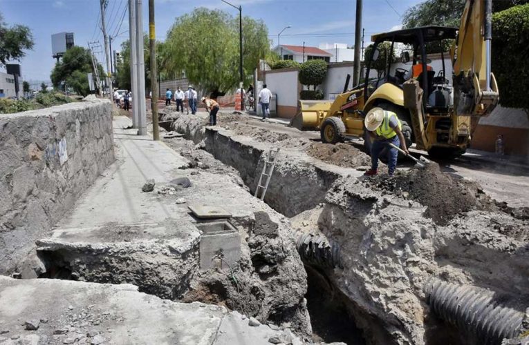 Roberto Sosa supervisa la obra en la vialidad ‘Hacienda la Venta’