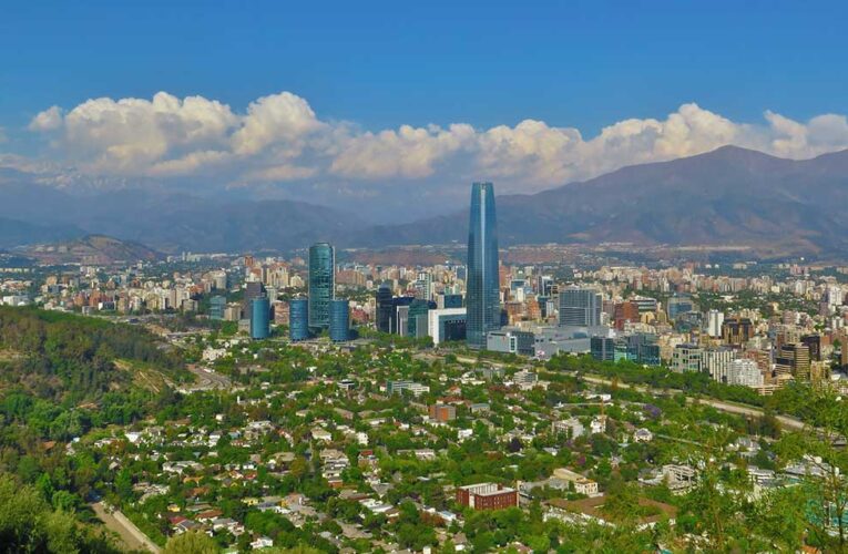 Chile endurece medidas sanitarias y comienza cuarentena total en la capital