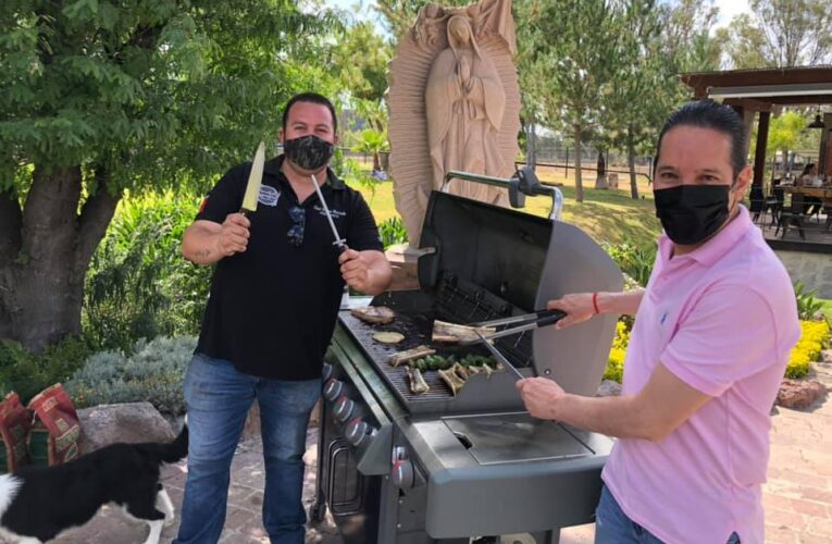 El gobernador Francisco Domínguez es viralizado en foto durante convivencia en plena contingencia