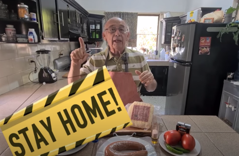 Abuelito de 80 años cocina durante la contingencia y pega en Youtube.