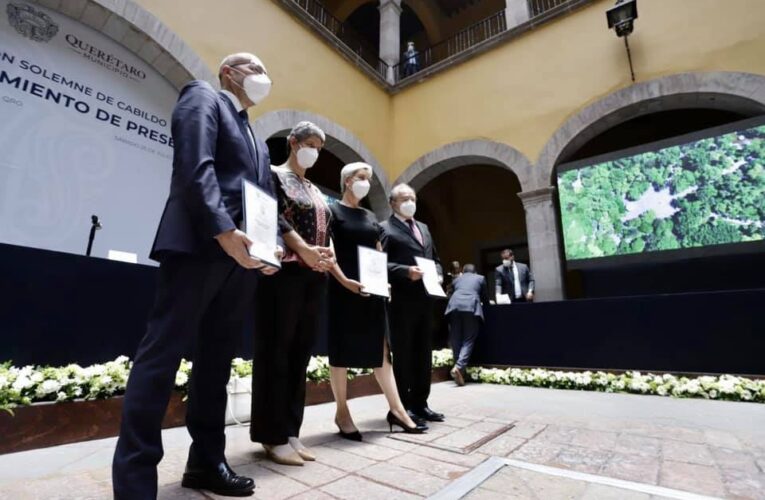 Reconocieron a universitarios en el 489º Aniversario de Santiago de Querétaro