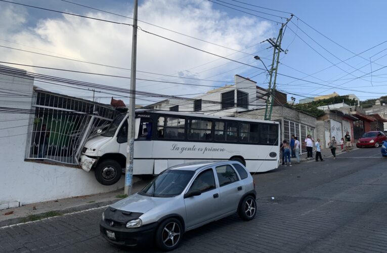 IQT revoca concesión a autobús tras accidente en Calzada Belén donde se estrelló con una casa