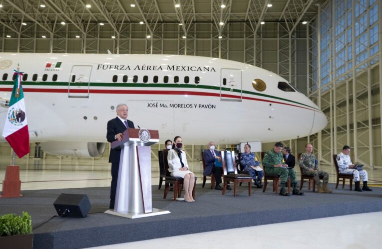 López Obrador presenta el avión presidencial en su conferencia matutina, y critica su opulencia y lujo