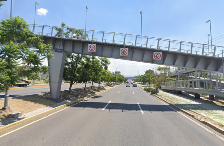 Se arroja desde puente en Paseo de la República