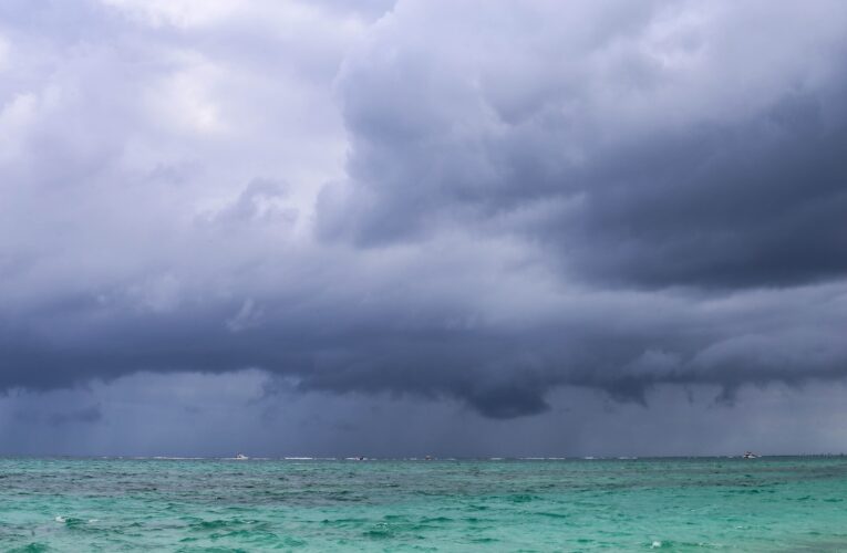 La tormenta tropical Douglas se fortalece en el Pacífico