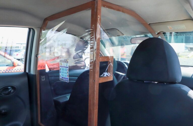 Taxis en Querétaro brindan protección al COVID19 con mamparas de aislamiento