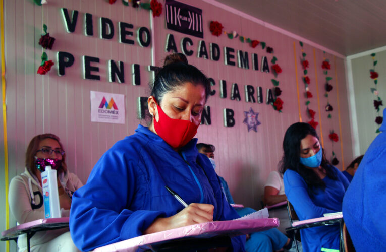 Imparten clases ‘on line’ a población carcelaria en México