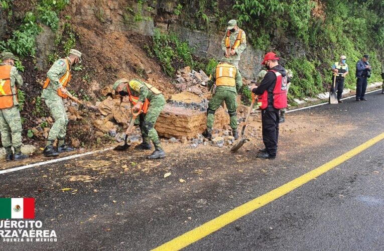 Elementos del Ejército Mexicano aplican el Plan DN-III-E en su Fase de Auxilio en Pinal de Amoles por deslaves