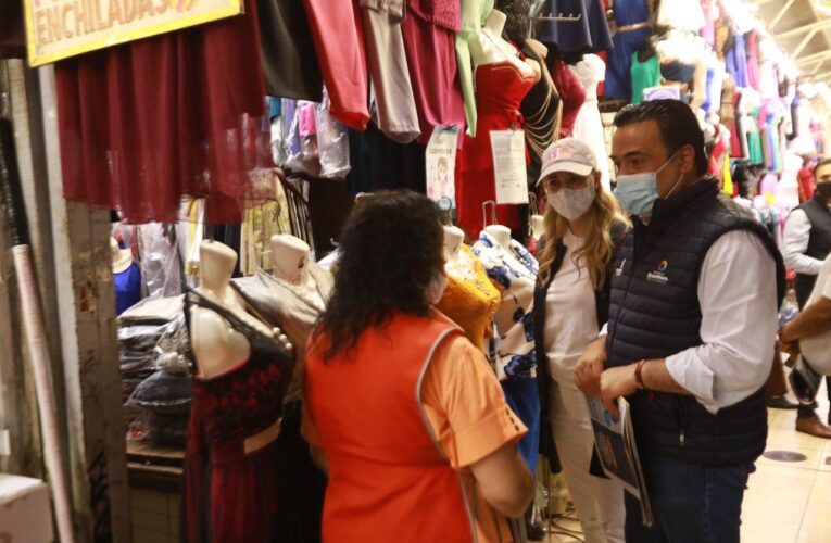 El alcalde de Querétaro visitó el Mercado Escobedo para promover el uso de cubrebocas