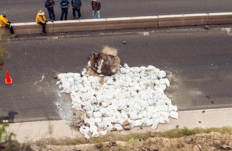 Protección Civil El Marqués liberó la carretera 200 de desprendimiento de rocas