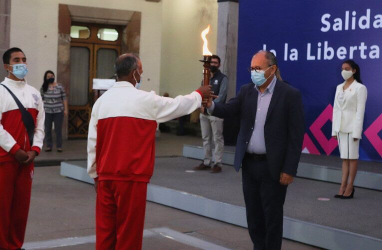 Atletas queretanos trasladan el fuego simbólico de independencia a Dolores Hidalgo, Guanajuato