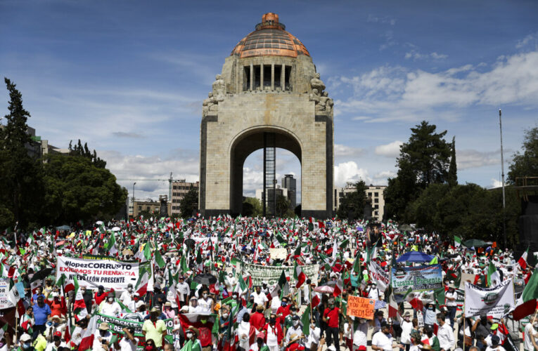 AMLO mantiene su popularidad pese a crisis