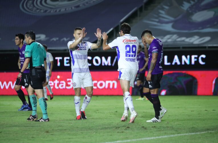 Con polémica arbitral: Cruz Azul gana a Mazatlán 3-2 y es líder del futbol mexicano