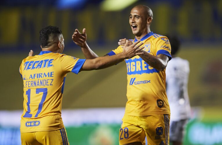 Una expulsión tempranera complicó a Gallos, que se trajo derrota 3-0 del campo de Tigres