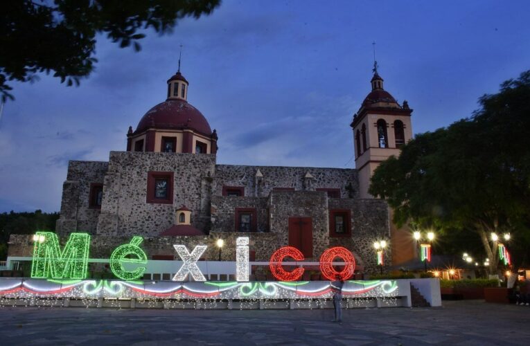 Iluminan Corregidora con adornos patrios