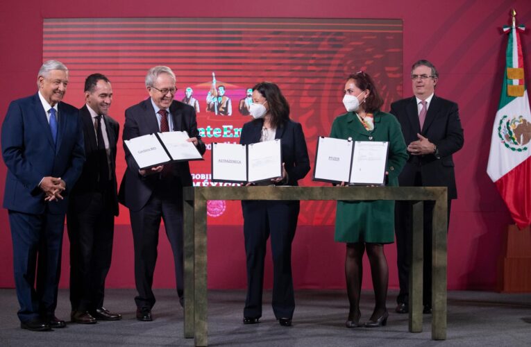 Firma con farmacéuticas para la compra de vacunas contra COVID-19