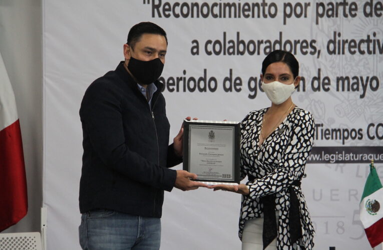 Connie Herrera entregó reconocimiento a trabajadores de la Legislatura de Querétaro