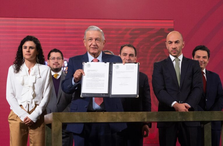 AMLO firma propuesta de ley contra el outsourcing