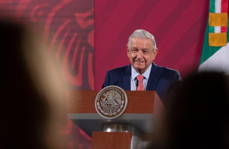 El presidente AMLO cumple 67 años y le llevan serenata