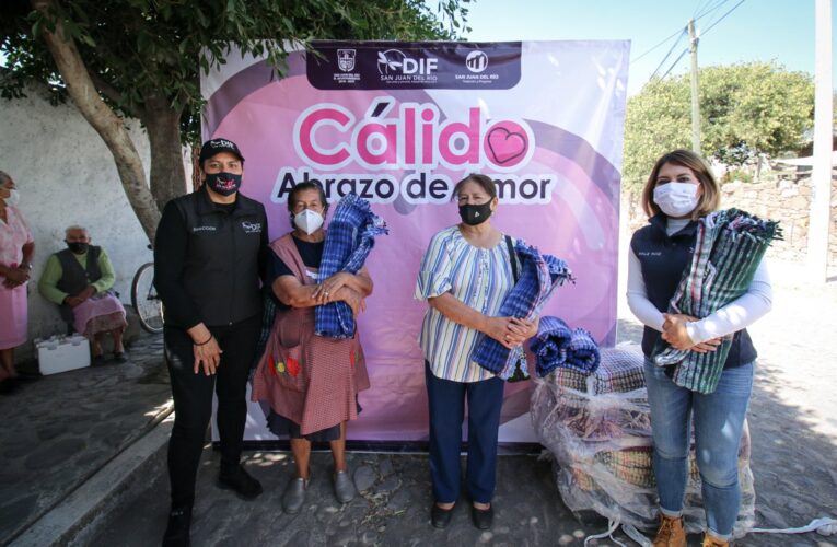 Arrancó en San Juan Del Río la campaña «Cálido abrazo de amor» para entregar cobijas a adultos mayores