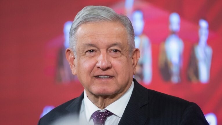 AMLO presenta programa para la especialización de médicos generales