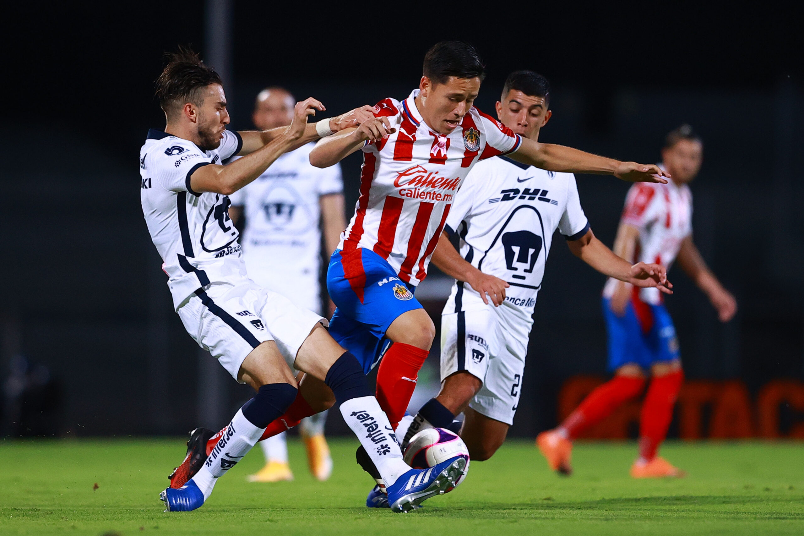 Chivas no pudo mantener la ventaja de visita contra Pumas y terminó empatando 2-2