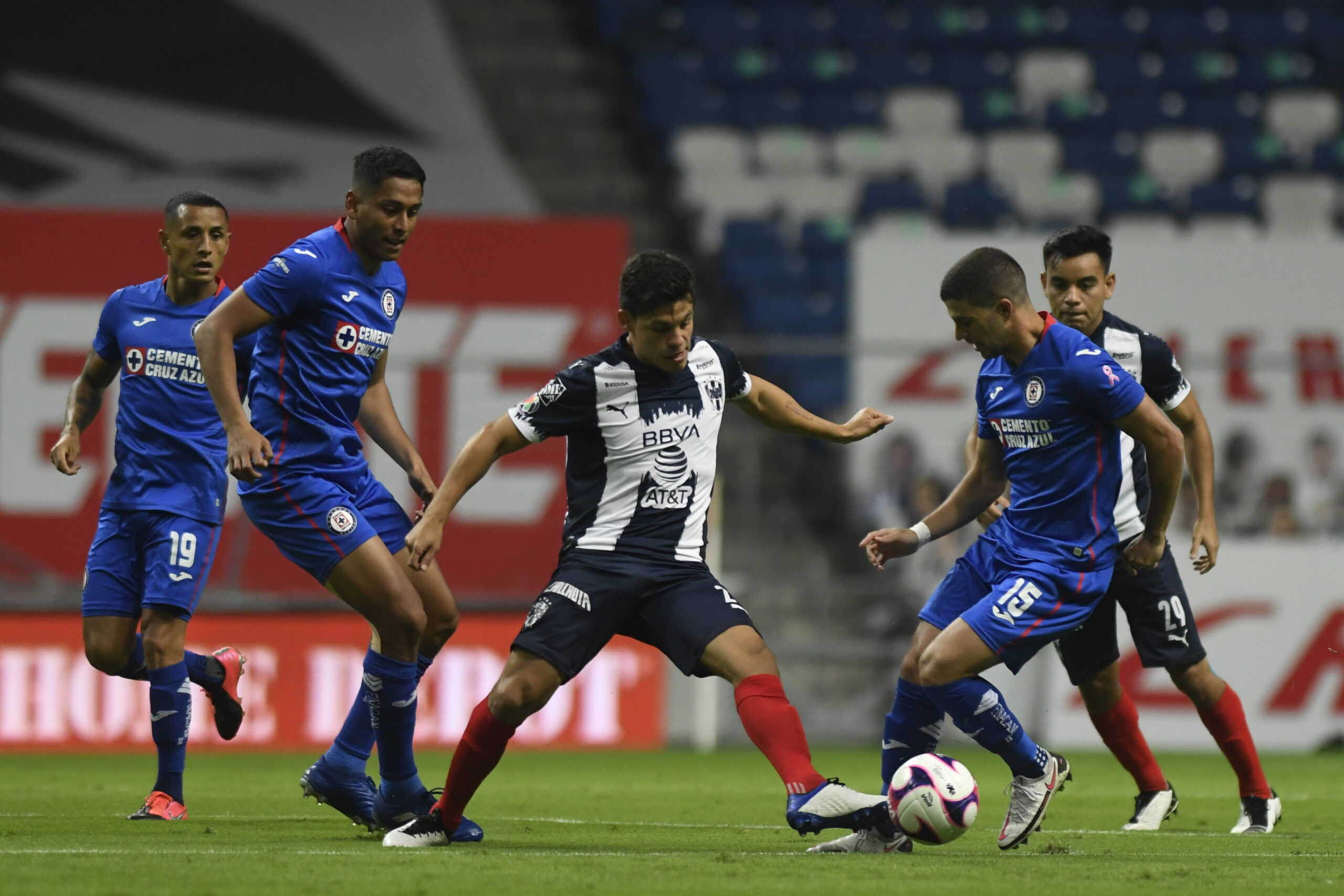 Cruz Azul cayó en Monterrey, pero se mantiene tercero de la liga