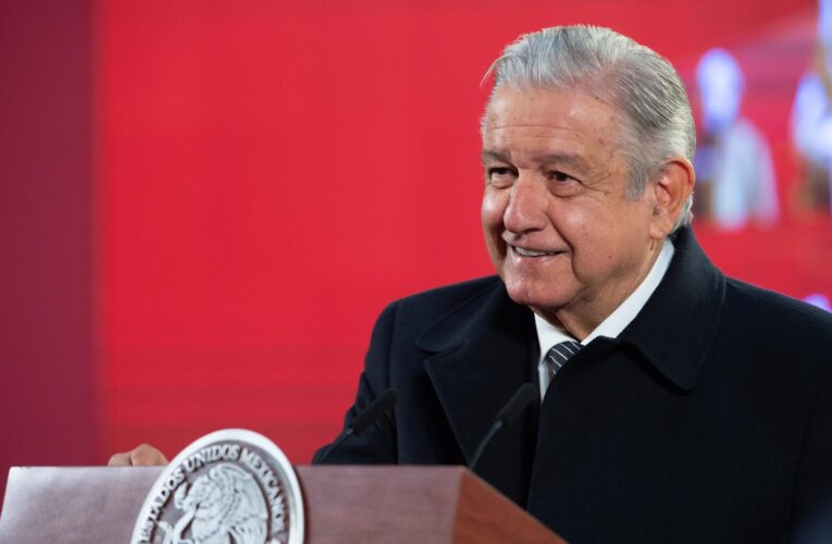 AMLO se reúne con los padres de los 43 normalistas de Ayotzinapa