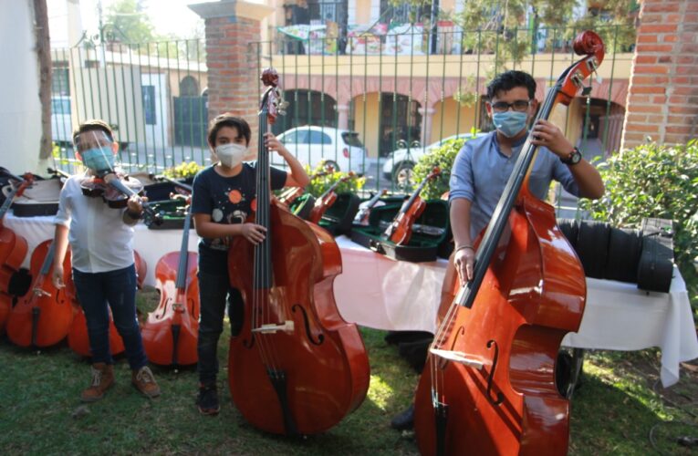 Entrega Secretaría de Cultura instrumentos musicales en Tequisquiapan