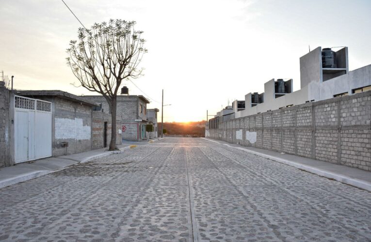 Entregan obras de urbanización y alumbrado en El Milagrito, Corregidora