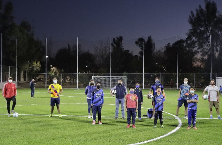 Entrega municipio de Corregidora cancha de futbol en Tejeda