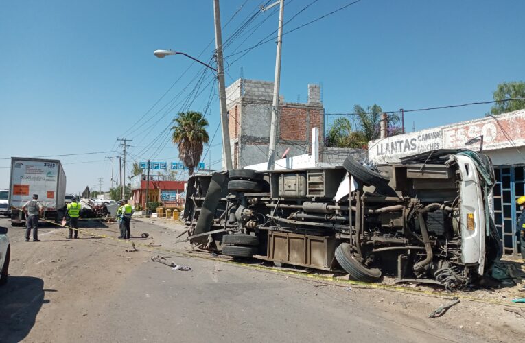 4 muertos y 18 heridos en choque de tráiler contra autobús de pasajeros en La luz, Santa Rosa Jáuregui