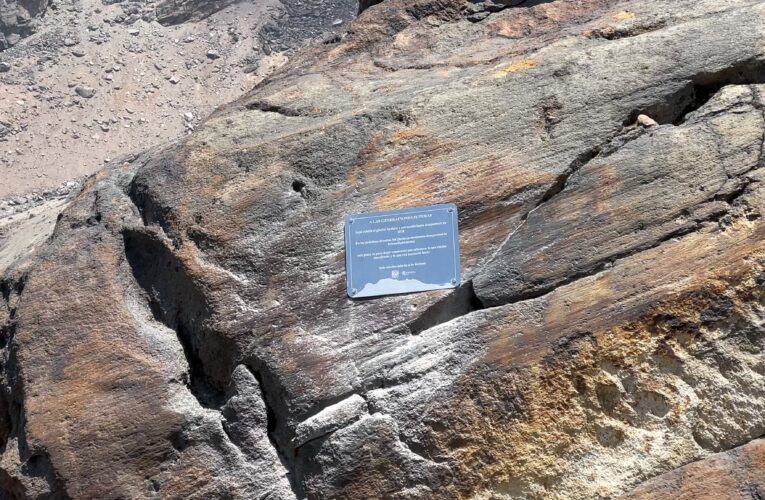 Colocan placa para recordar al extinto glaciar Ayoloco