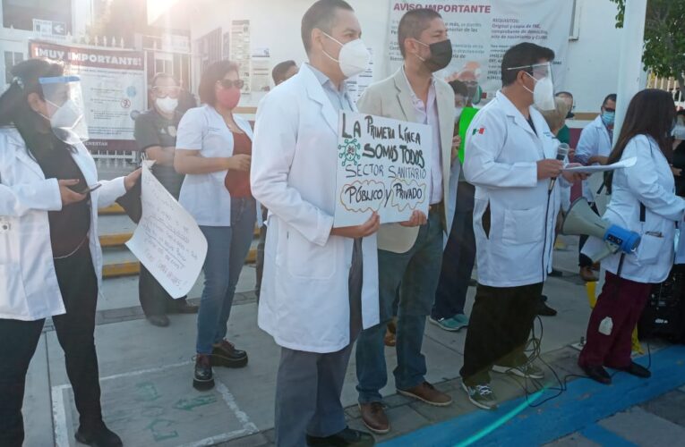 Médicos del sector privado exigen ser vacunados contra COVID19