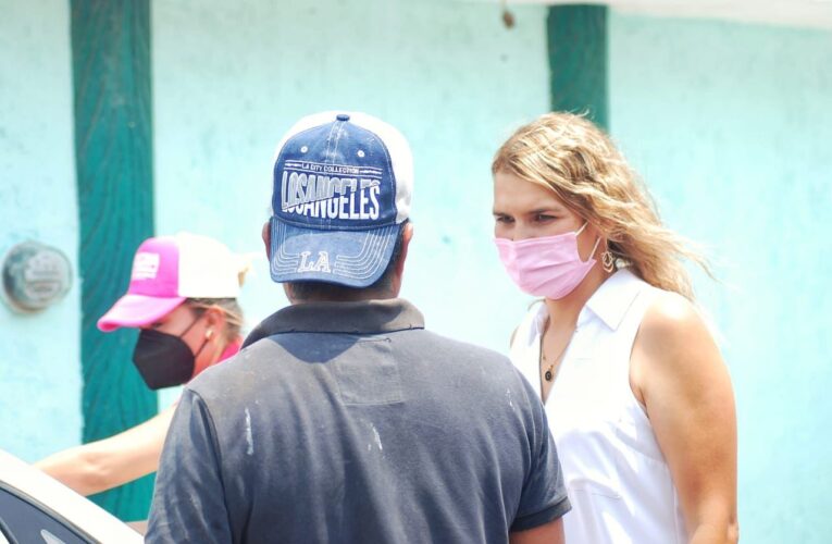 Cristina Del Llano visitó la colonia Las Flores, y prometió mejorar el Rastro de Corregidora