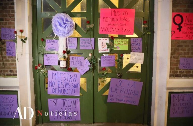 Colectivos de mujeres dejan mensajes de apoyo a maestra de la UAEMex, agredida mientras impartía clase.