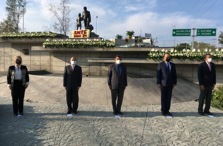 Autoridades educativas de Querétaro realizan guardia de Honor por el Día del Maestro