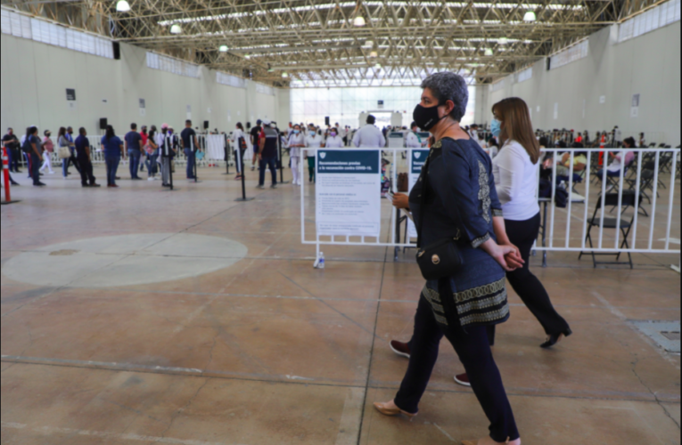 Visita Rectora UAQ centros de vacunación para trabajadores del sector educativo