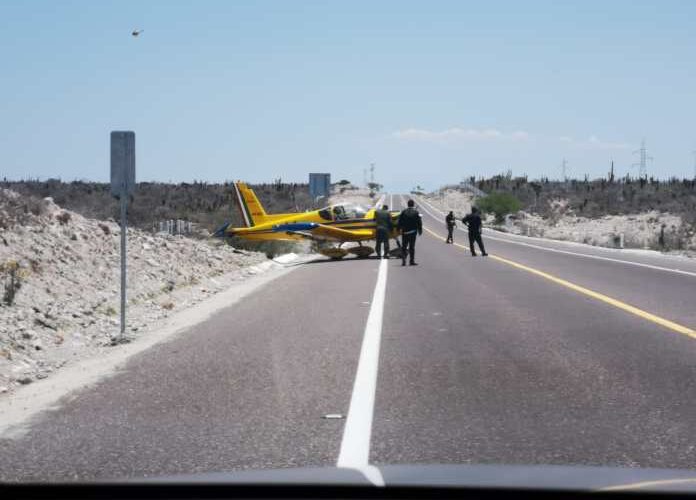 Salen ilesos en aterrizaje de emergencia en Baja California tras falla mecánica durante vuelo