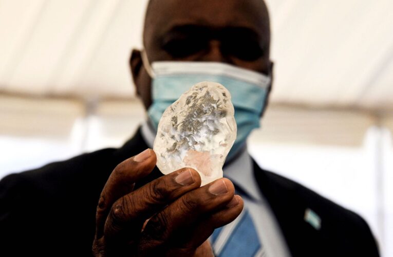 Descubren en Botswana el tercer diamante más grande del mundo