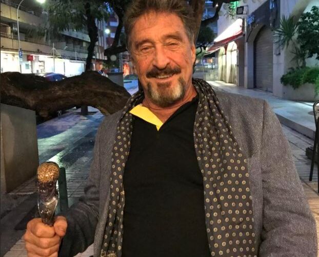 Muere John McAfee