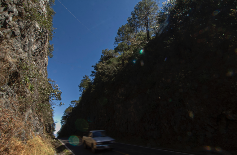 Bloqueos de caminos en Pinal de Amoles por deslaves.