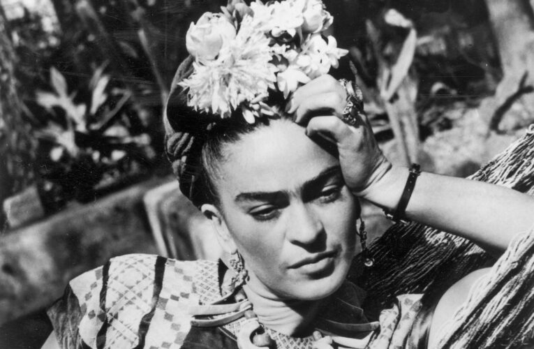 Hace 67 años partió la pintora mexicana Frida Kahlo y aún hay controversia  de su muerte.