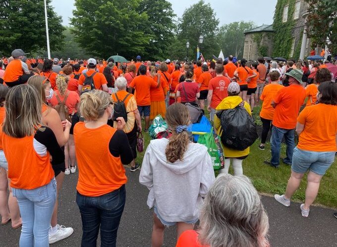 Protestan en el Día Nacional de Canadá por tumbas de niños indígenas