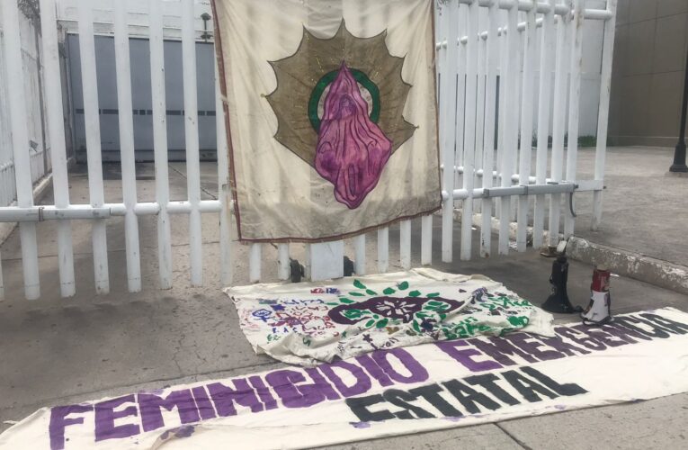 Grupo de mujeres feministas se manifiesta al exterior del CERESO.