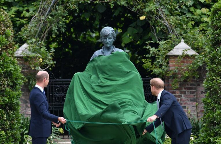 Inauguran estatua de Lady Di, los príncipes William y Harry, en el que fuera su cumpleaños 60.