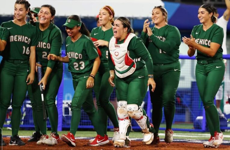 Critican fuertemente a equipo femenil mexicano de softbol por tirar uniformes a la basura.