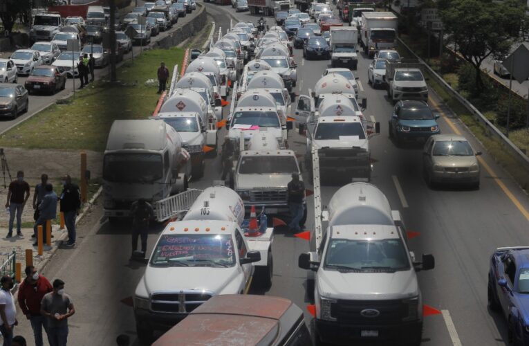 Gaseros inconformes con comisiones, se manifiestan en carretera 57.