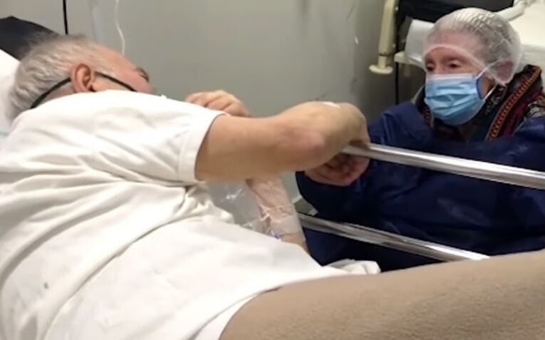 Video Viral: Hombre de 87 años pide ver por última vez a su esposa con Alzheimer antes de morir de Covid.